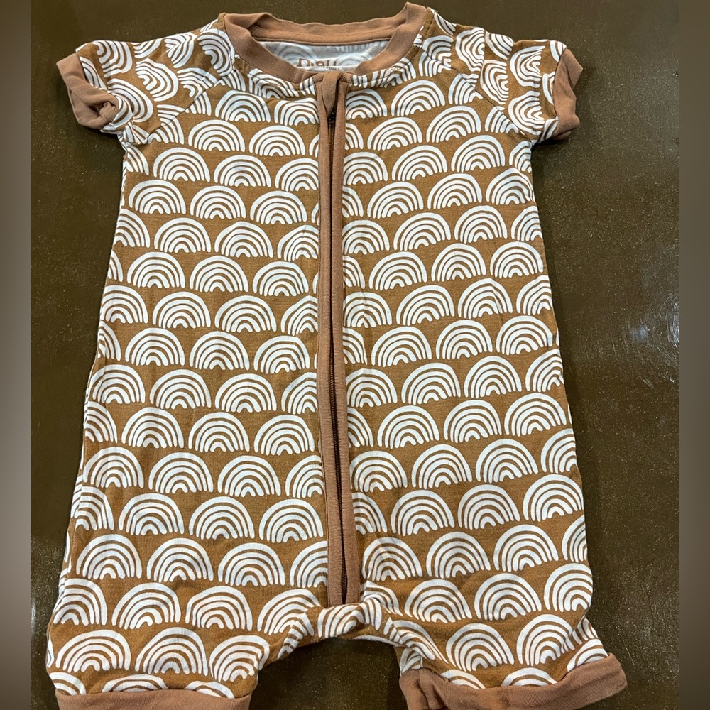 Little sleepies shorty , rust rainbows 6-12